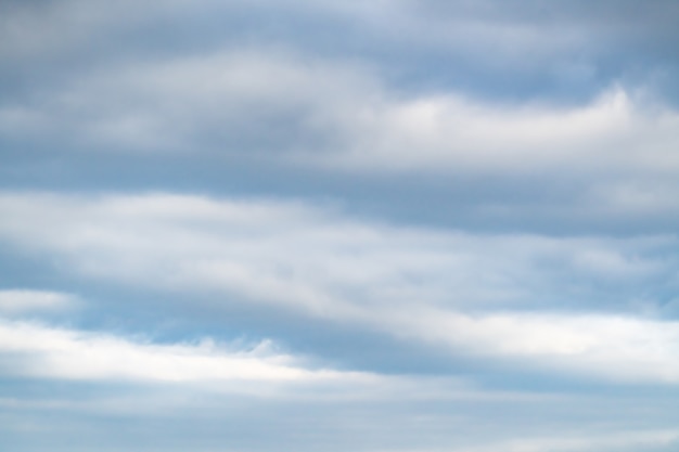 Wolken über blauem Himmel