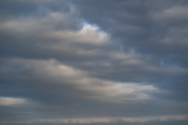 Wolken über blauem Himmel