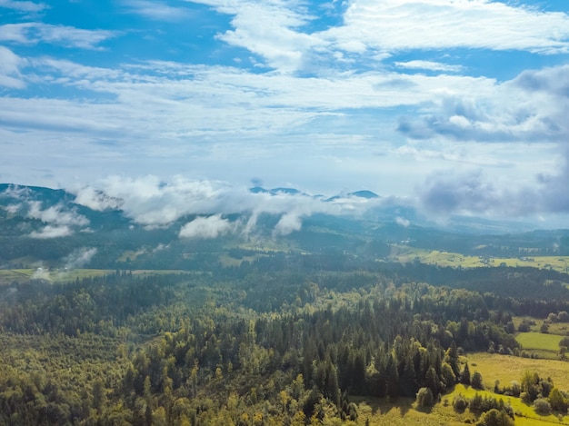 Wolken über dem Carpathian Valley Aerial View