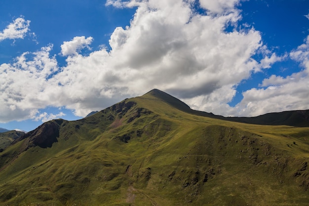 Wolken über dem felsigen Kamm der Bergregion des Nordkaukasus in Russland.