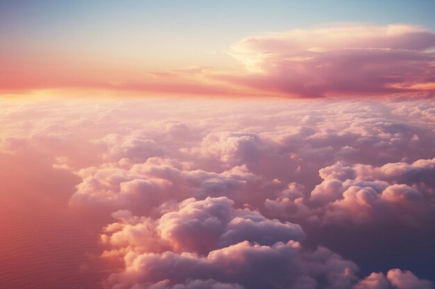 Wolken über dem Meer in den Farben des Sonnenuntergangs