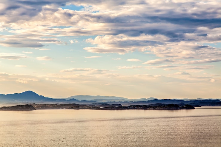 Wolken über dem Meer und der Bergsilhouette, Norwegen