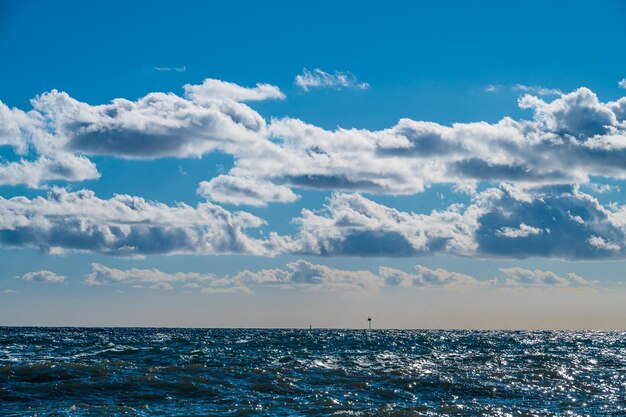 Wolken über dem Meer