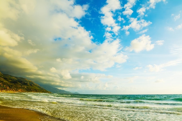 Foto wolken über dem strand von la speranza, sardinien