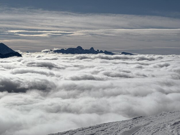 Wolken über den Bergen im Winter