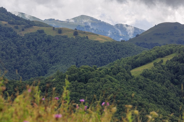 Wolken über den Hügeln im Gebiet des Mount Elbrus