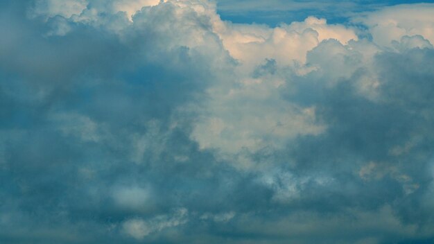 Wolken über den verschneiten Bergen, bewölktes Wetter, schneebedeckte Berggipfel überschwemmt von Wolken, während