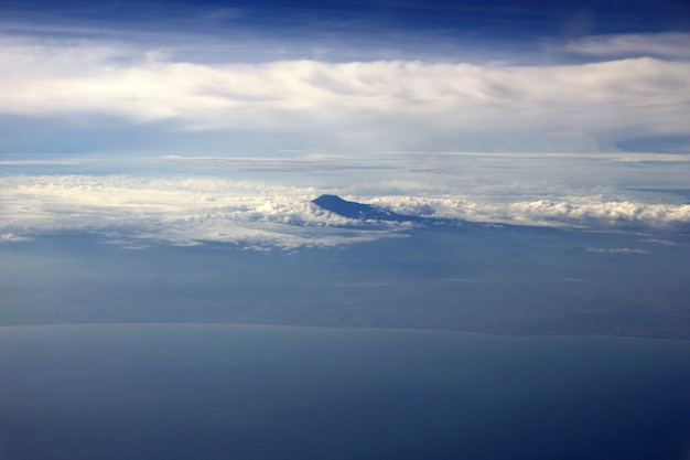 Wolken und Berge von oben sichtbar