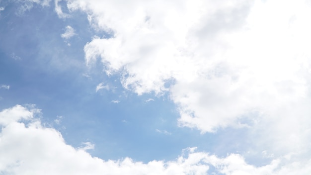 Wolken und blauer Himmel