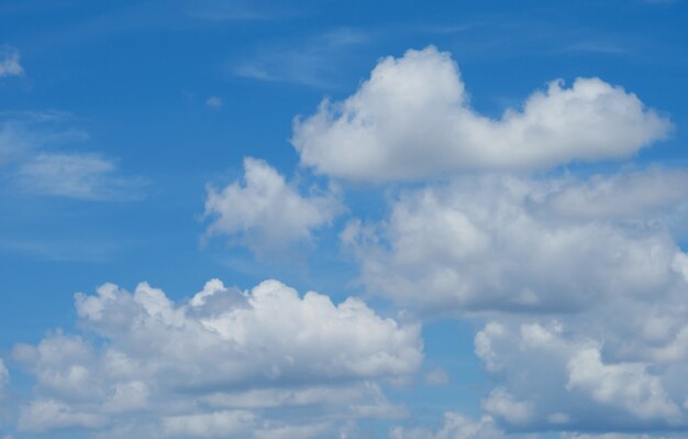 Wolken und blauer Himmel