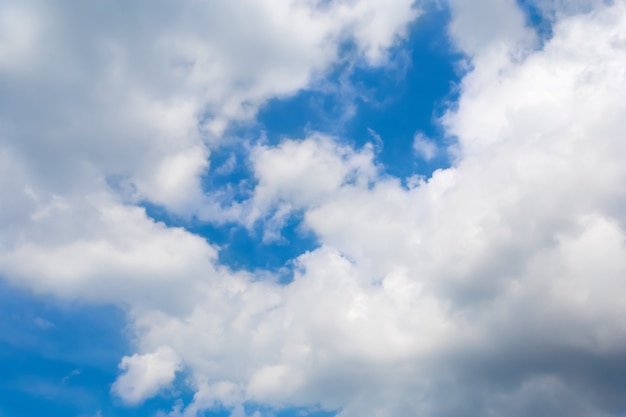 Wolken und blauer Himmel