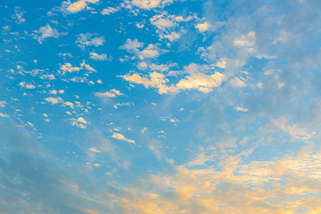 Wolken und gelber HimmelDie Sonne scheint durch niedrige WolkenSonnenaufgang mit Wolken Lichtstrahlen und andere