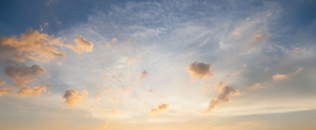 Wolken und Himmel am Abend