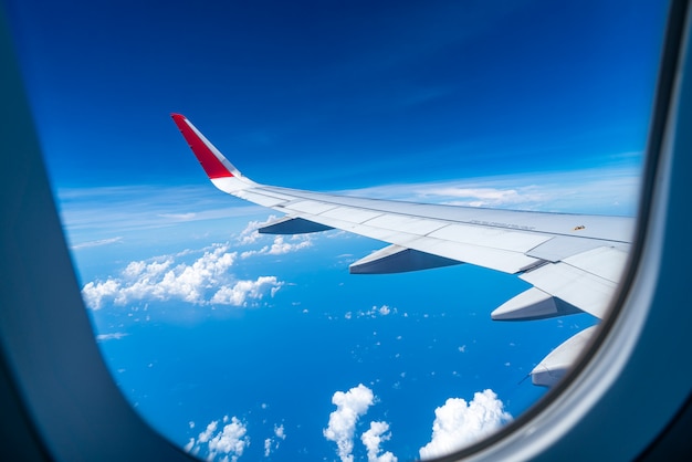 Wolken und Himmel, wie durch Fenster eines Flugzeugs gesehen