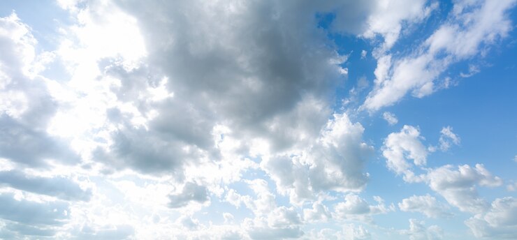 Foto wolken und himmelblauer himmel mit wolkensommer-skynature-hintergrund