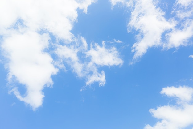 Wolken und himmelblauer Himmelshintergrund mit kleinen Wolken