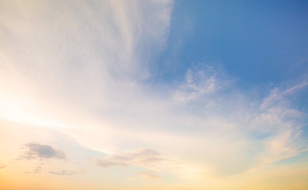 Wolken und himmelblauer Himmelshintergrund mit winzigem Wolkenpanorama