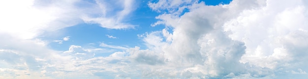 Wolken und himmelblauer Himmelshintergrund mit winzigem Wolkenpanorama