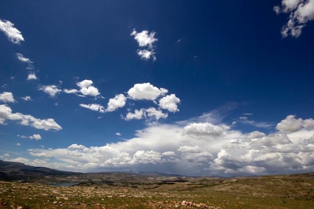 Wolken und Natur im blauen Himmel