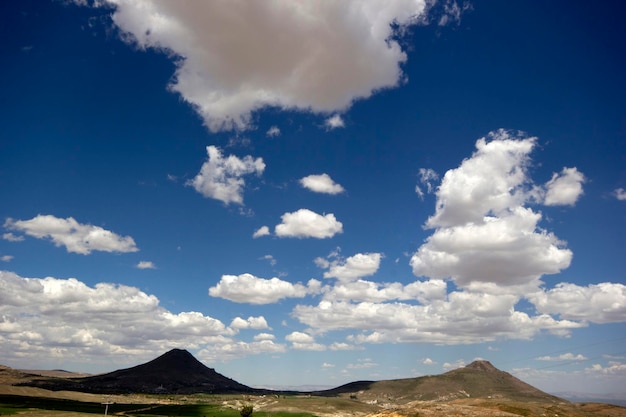 Wolken und Natur im blauen Himmel