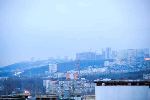 Foto wolken und nebel baukranen in neuen wohngebieten