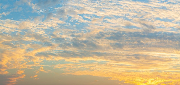 wolken und orange skyfiery orange sonnenuntergang himmel schöner himmel