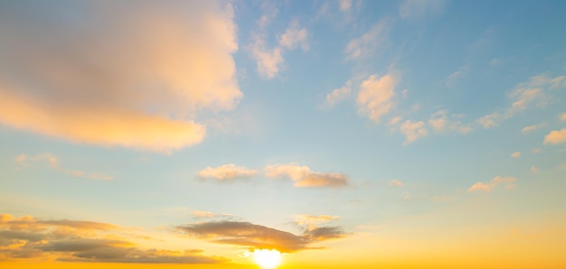 Wolken und orangefarbener Himmel, wirklich erstaunlicher Panorama-Sonnenaufgang oder Sonnenuntergang mit sanften bunten Wolken. Lang