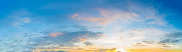 Wolken und orangefarbener HimmelEchter Panorama-Sonnenaufgang-Sonnenuntergang-Himmel mit sanften bunten Wolken Große Größe