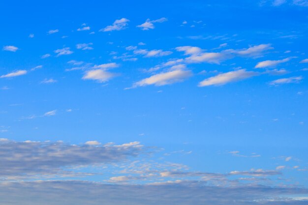 Wolken und orangefarbener HimmelSonnenuntergang Himmelshintergrund