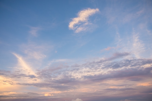 Wolken und schöner Himmel