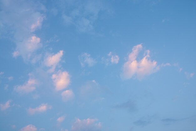 Wolken und schöner Himmel