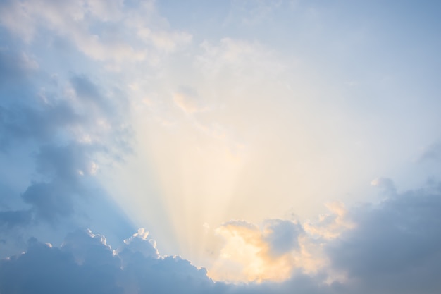 Wolken und schöner Himmel