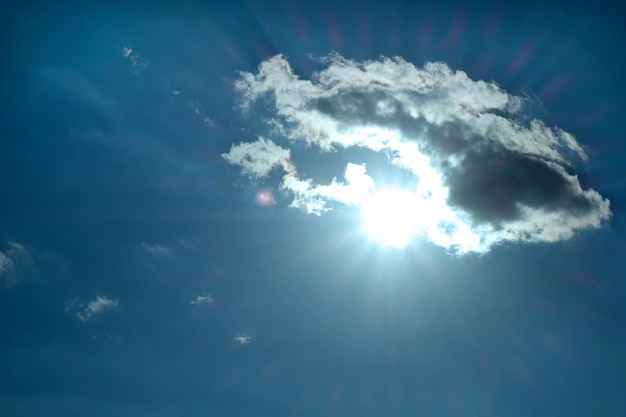 Wolken und Sonne auf blauem Hintergrund