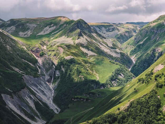 Wolken und Sonnenlicht in den Sommerbergen