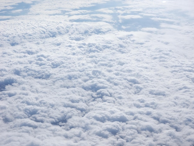 Wolken vom Flugzeughintergrund aus gesehen