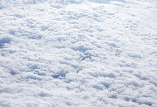 Wolken vom Flugzeughintergrund aus gesehen