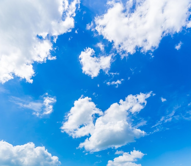 Wolken vor blauem Himmel