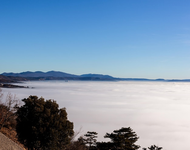 Wolken ziehen zwischen felsigen Klippen Triest