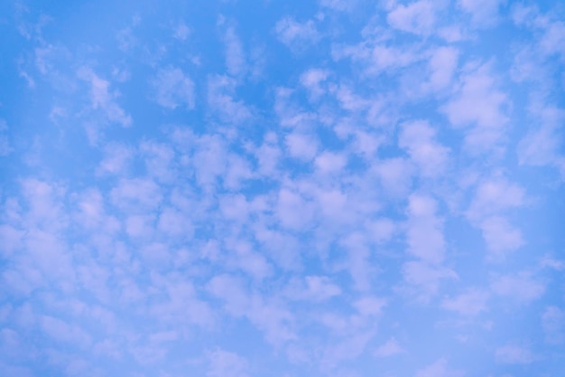 Wolkenbildung am Himmel nach regenfarbener Dämmerung