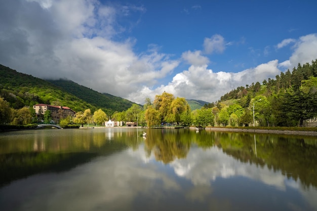 Wolkenbildung über dem künstlichen Stadtsee von Dilijan Armenien