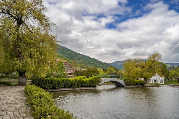 Foto wolkenbildung über dem künstlichen stadtsee von dilijan armenien