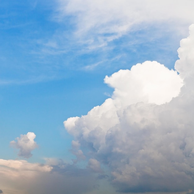 Wolkenfront im blauen Himmel