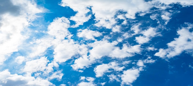 Wolkengebilde am sonnigen Frühlingstag