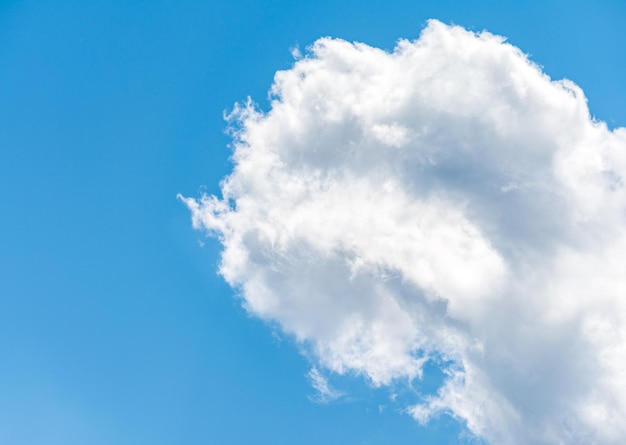 Wolkengebilde am sonnigen Frühlingstag