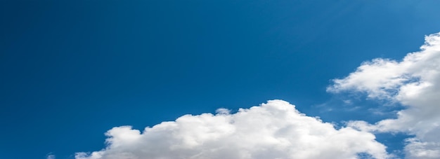 Wolkengebilde am sonnigen Frühlingstag