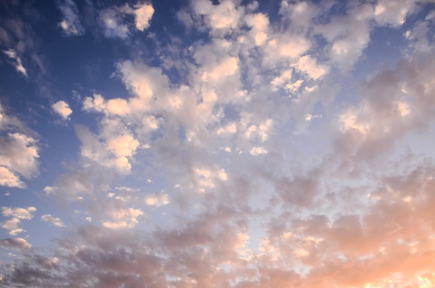 Wolkengebilde, farbige Wolken bei Sonnenuntergang in der Nähe des Ozeans