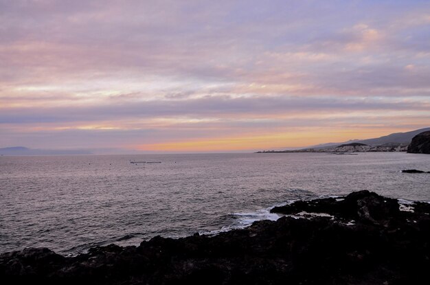Wolkengebilde, farbige Wolken bei Sonnenuntergang in der Nähe des Ozeans