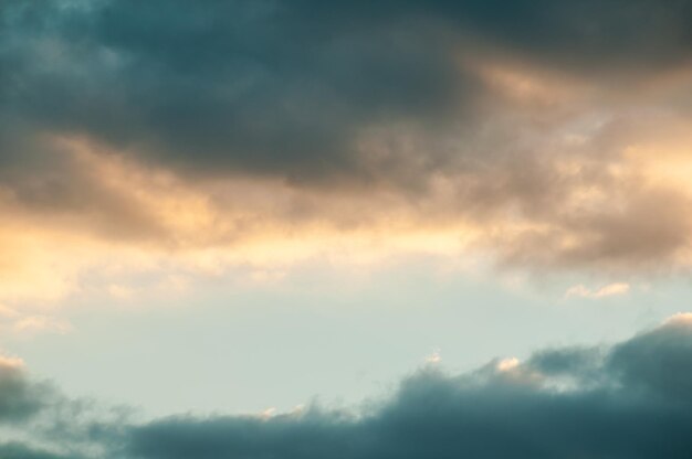 Wolkengebilde, farbige Wolken bei Sonnenuntergang in der Nähe des Ozeans