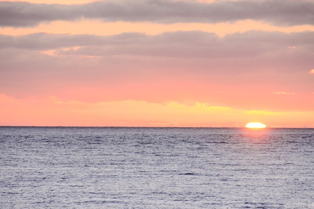 Wolkengebilde, farbige Wolken bei Sonnenuntergang in der Nähe des Ozeans