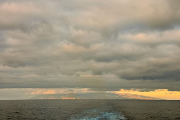 Wolkengebilde, farbige Wolken bei Sonnenuntergang in der Nähe des Ozeans